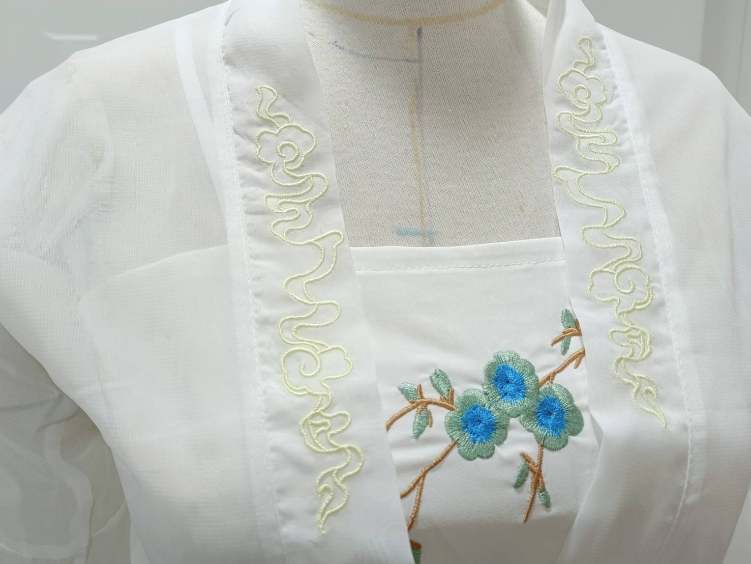 劇團古裝道具設計、製作，繡花獨特織品，全台巡迴 重磅登場。