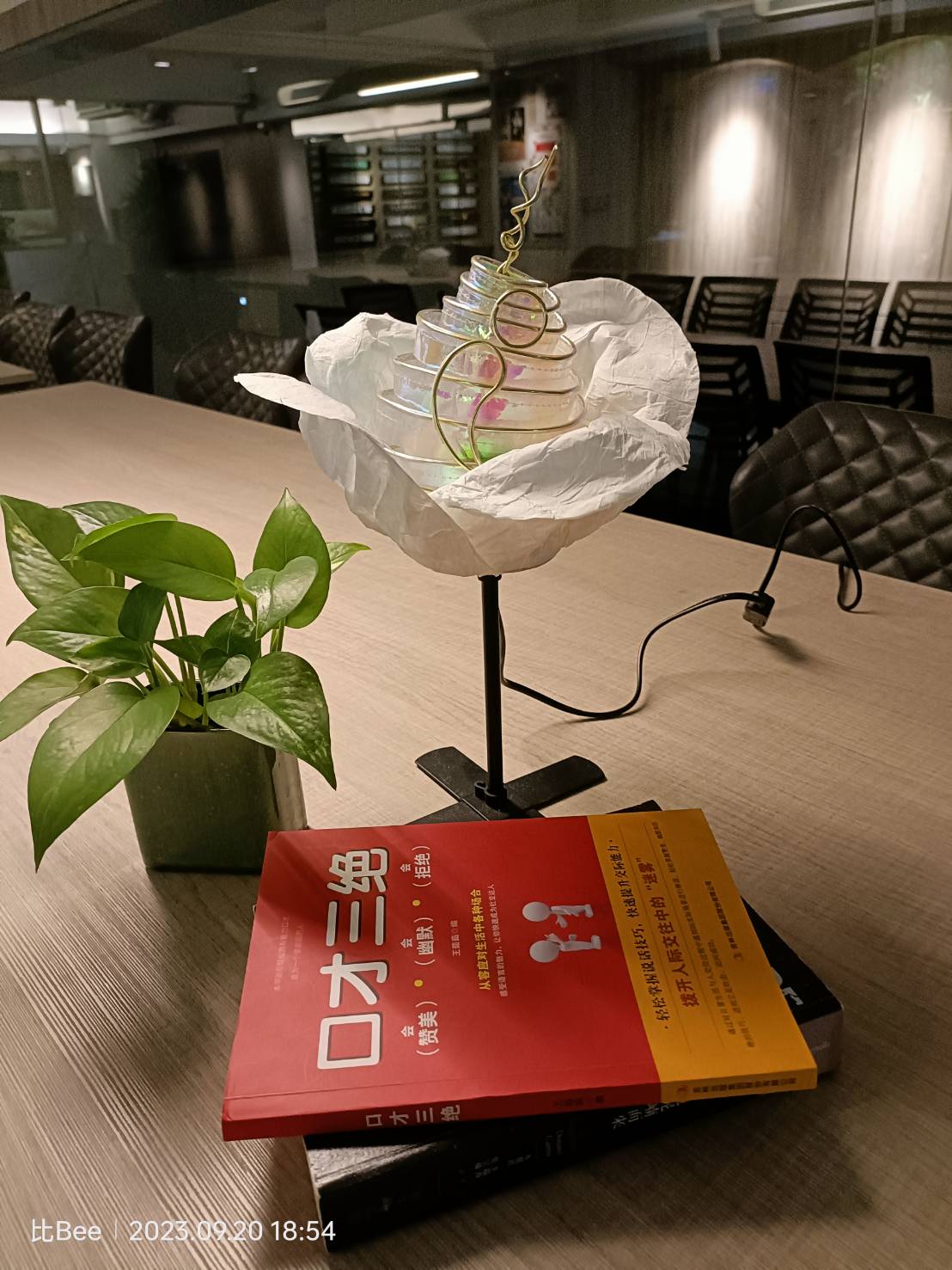 紙布壓合🤟把它運用在燈枱上,以彈炸花之名^^並加上彩虹玻纖布,在夜晚點亮它,相當溫馨亮眼😊 紙布壓合🤟把它運用在燈枱上,以彈炸花之名^^並加上彩虹玻纖布,在夜晚點亮它,相當溫馨亮眼😊