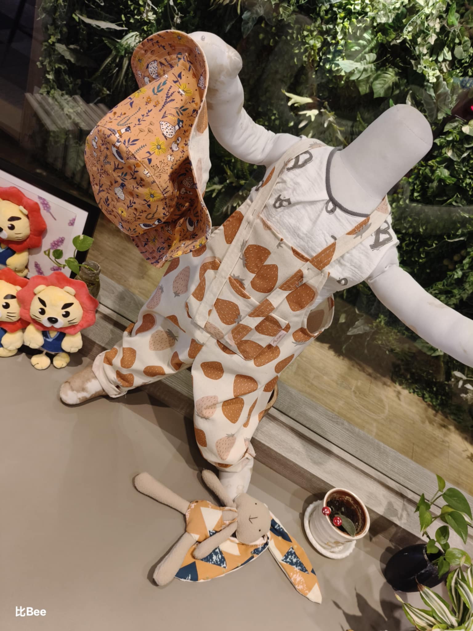 可愛擺耳兔;吊帶褲;雙戴帽