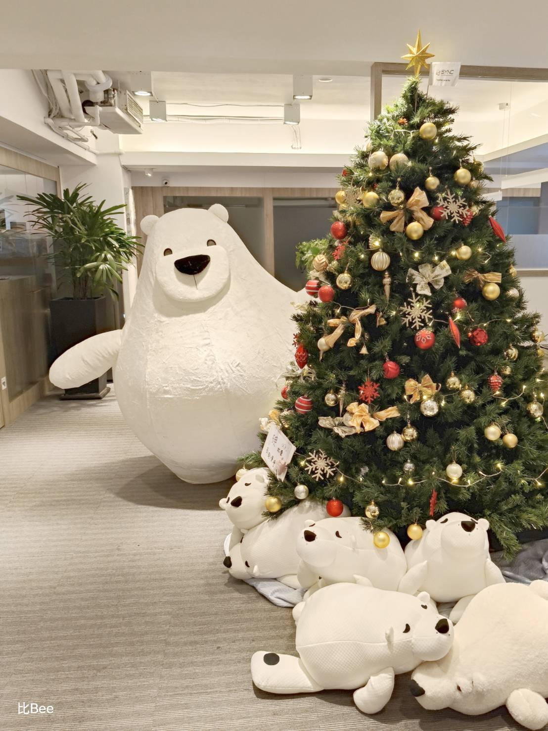 熊熊遇見你~出貨在即 熊爸率先出演！搭配著冷冷冬天 北極的寒冰 瞬間被暖化。路過 經過的冰友啊！很難不與他相擁...好可愛唸快點）哦！ #小北極 安睡熊 #碘抗菌布 所到之處 乾乾淨淨